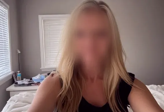 Amelia, 36
