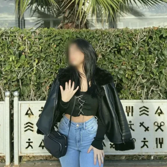 Courtney, 19