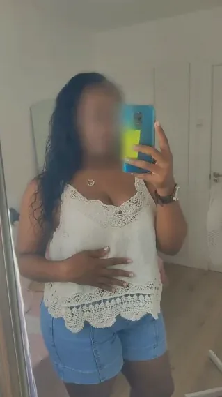 Mia, 34