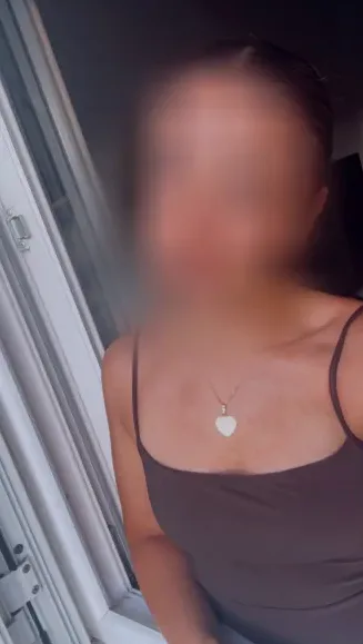 Mia, 25